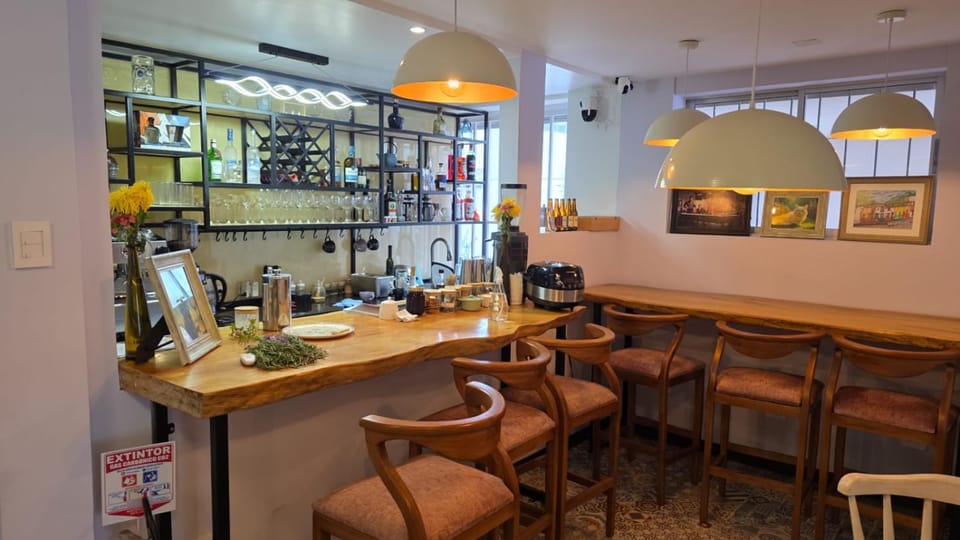 Restaurant/places to eat, Communal lounge/ TV room, Coffee/tea facilities, Lounge or bar, Food and drinks, Banquet/Function facilities, Seating area, Alcoholic drinks