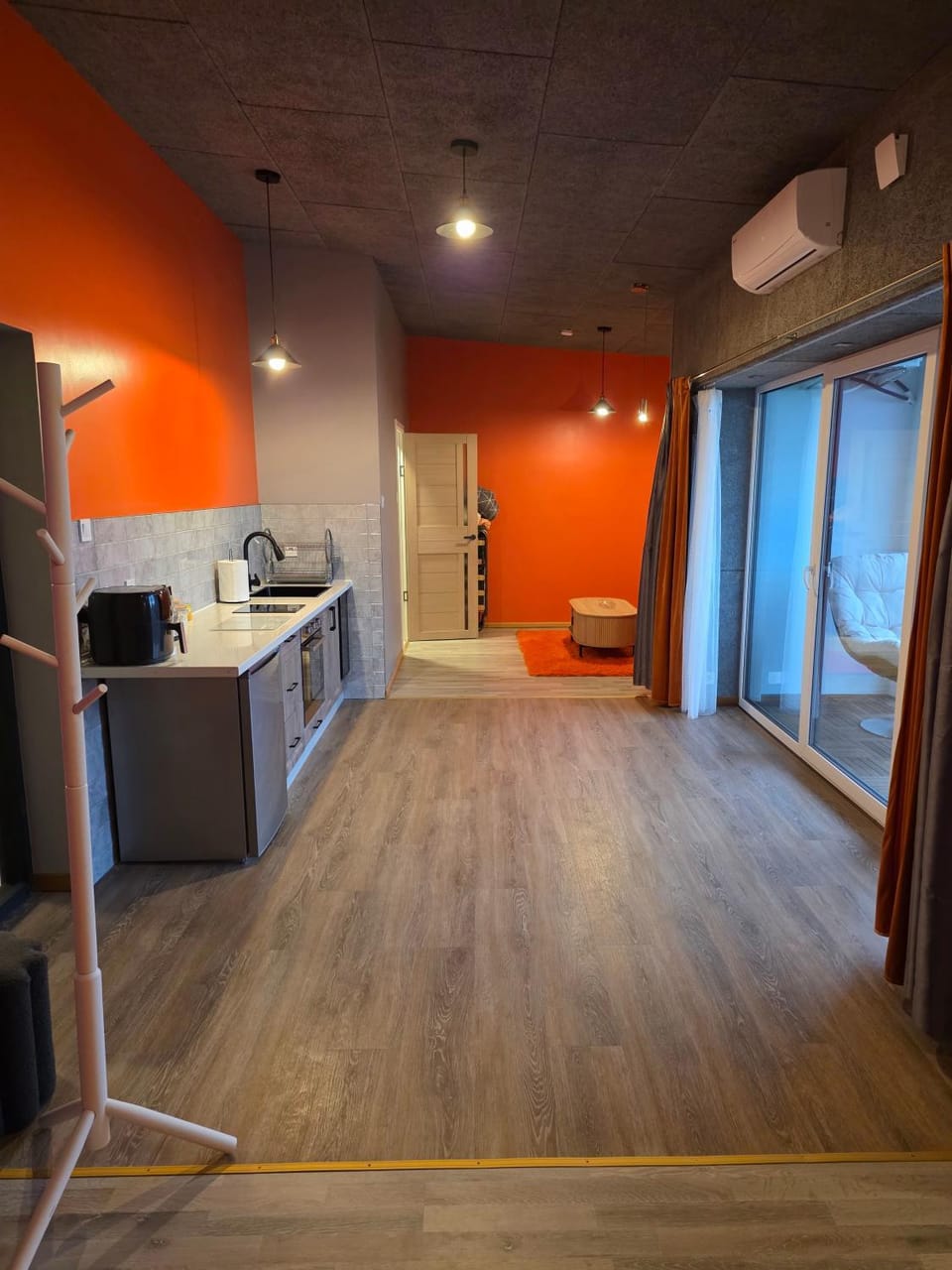Kitchen or kitchenette, minibar, oven