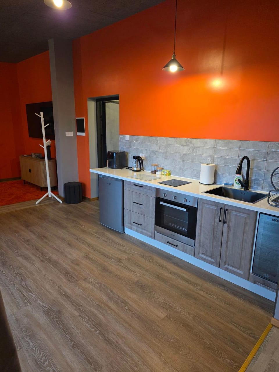 Coffee/tea facilities, minibar, oven, pet friendly