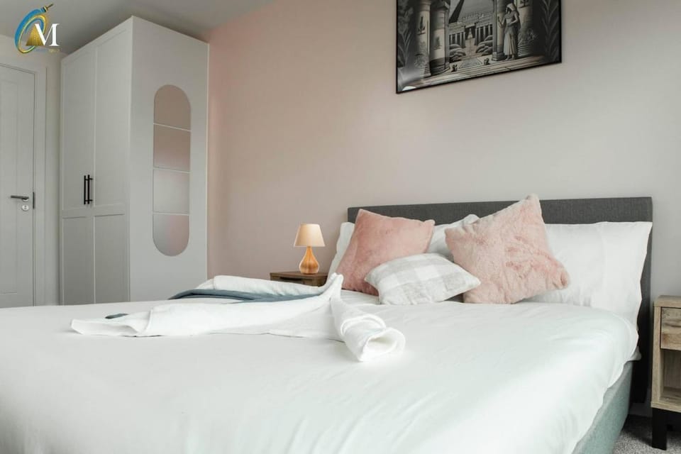 Bed, Bedroom, towels