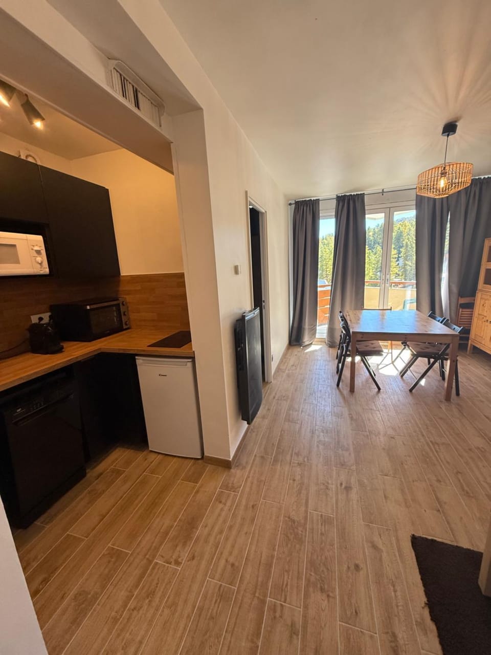 Kitchen or kitchenette, Dining area, stove
