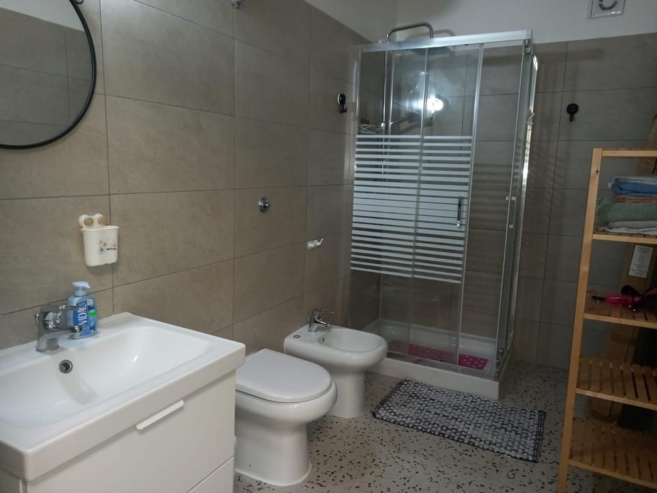 Shower, Toilet, Bathroom, bidet, towels