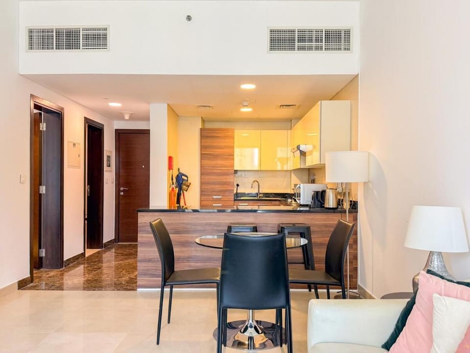 Chic Stay in Sparkle Towers Apartment in Dubai