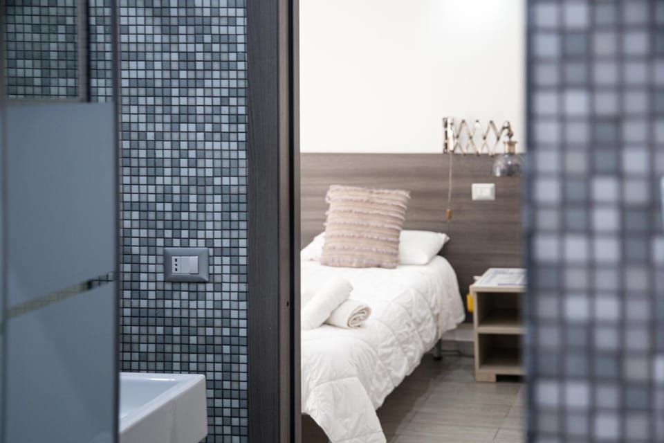 Bed, Bathroom, Photo of the whole room, Bedroom, towels