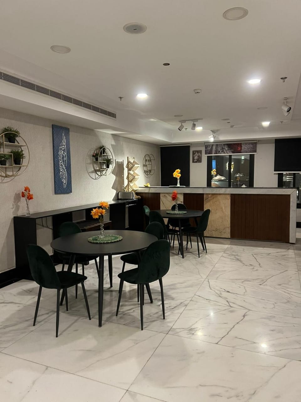 Restaurant/places to eat, Banquet/Function facilities, Seating area