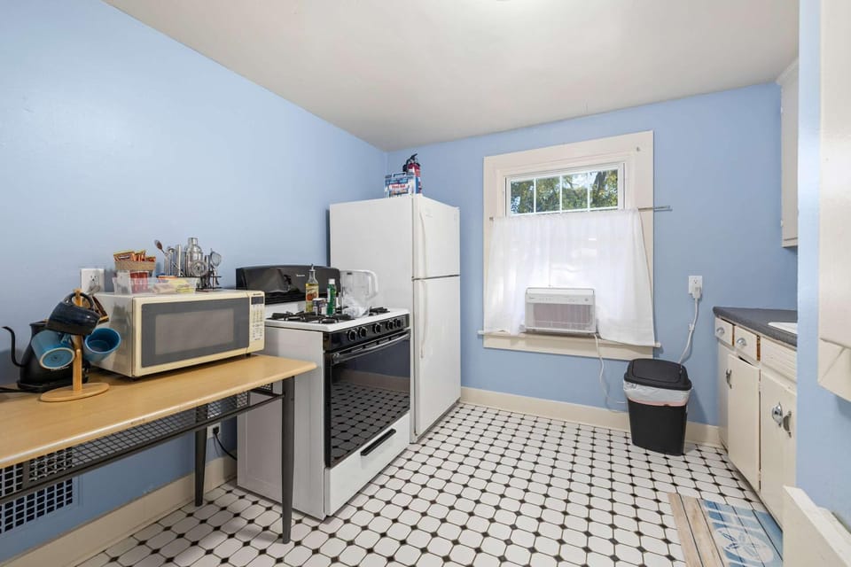 Kitchen or kitchenette, microwave, oven, stove