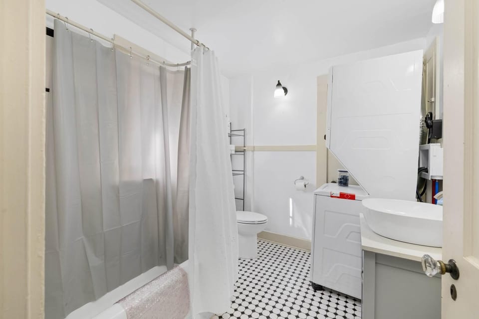 Shower, Toilet, Bathroom, Bath, towels, laundry