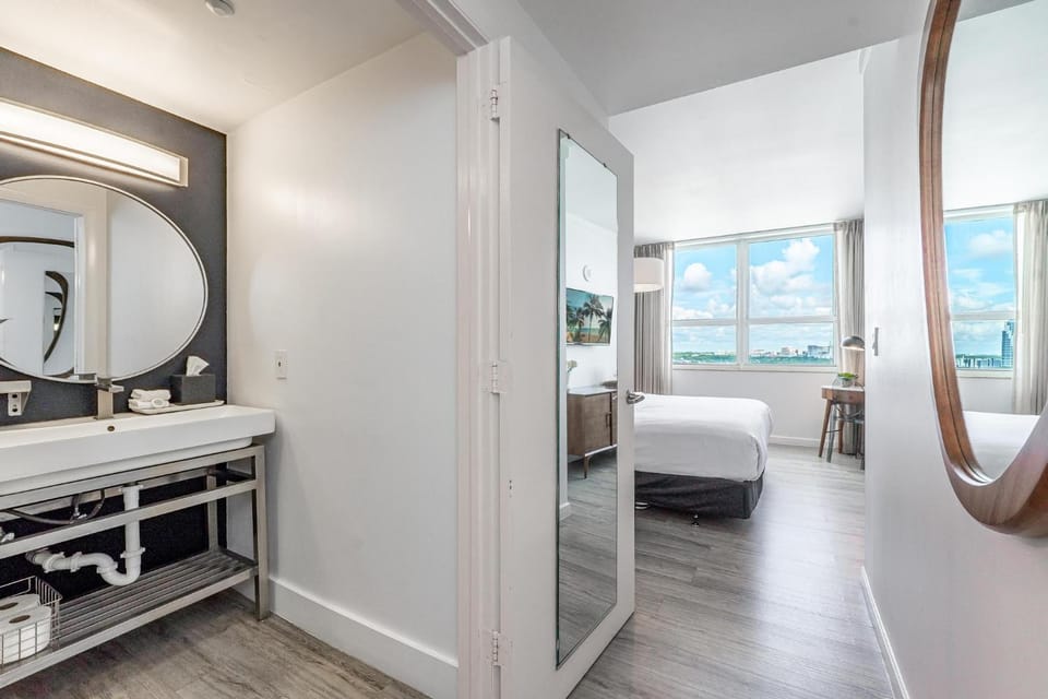Spacious Connecting Studios Sleeps 4 with 2 Parking Spots Apartment in Coconut Grove