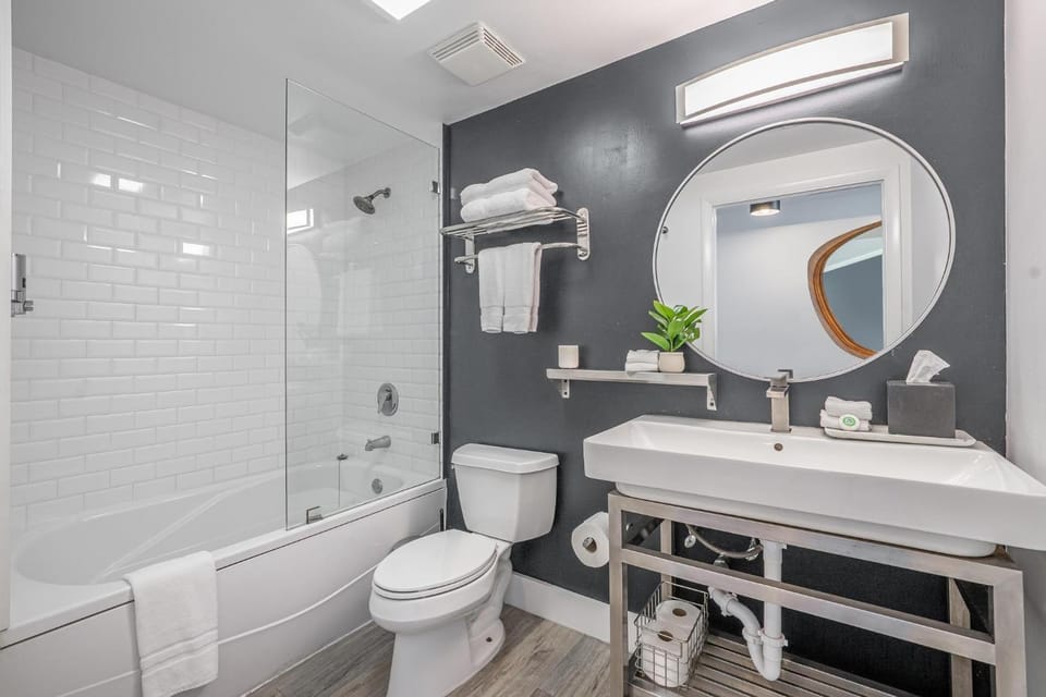 Spacious Connecting Studios Sleeps 4 with 2 Parking Spots Apartment in Coconut Grove