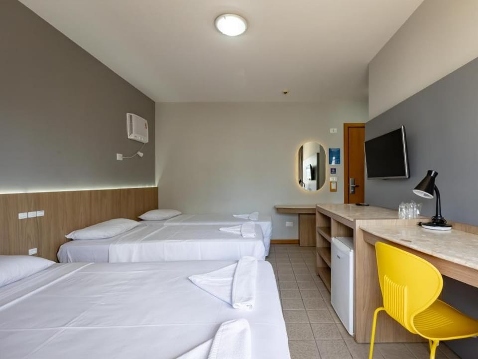 Cama em quarto quadruplo Réveillon Balneário Camboriú pacote 7 dias entra em 28-12com café incluso preço unico promoção Apartment in Camboriú
