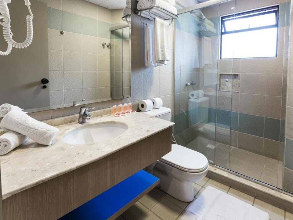 Cama em quarto quadruplo Réveillon Balneário Camboriú pacote 7 dias entra em 28-12com café incluso preço unico promoção Apartment in Camboriú