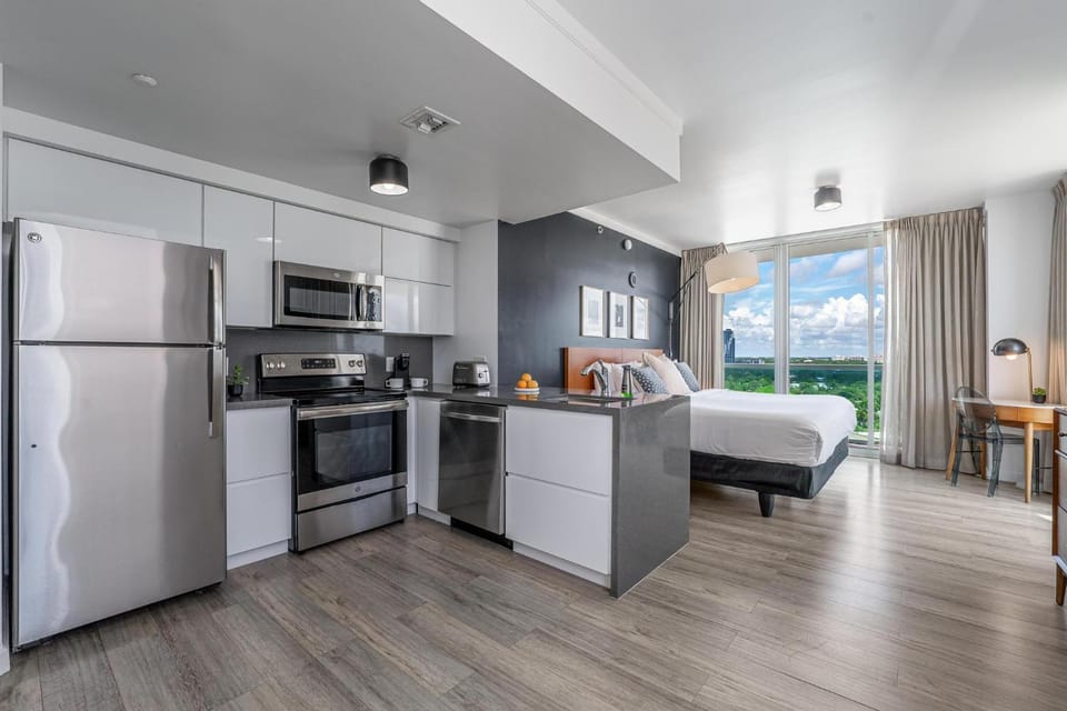 Modern Grove Studio with Parking Apartment in Coconut Grove