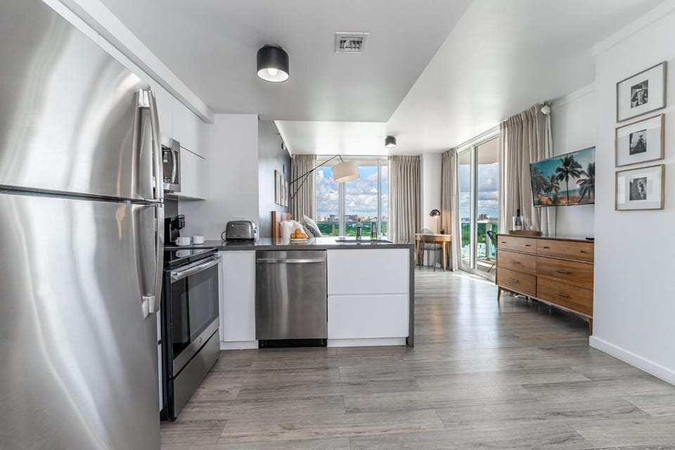 Modern Grove Studio with Parking Apartment in Coconut Grove