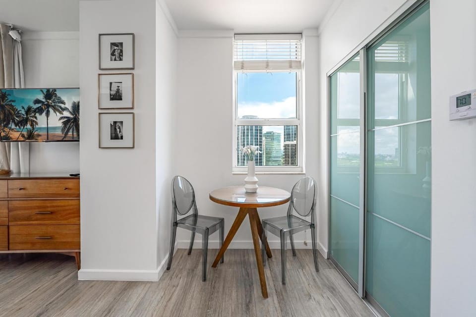 Modern Grove Studio with Parking Apartment in Coconut Grove