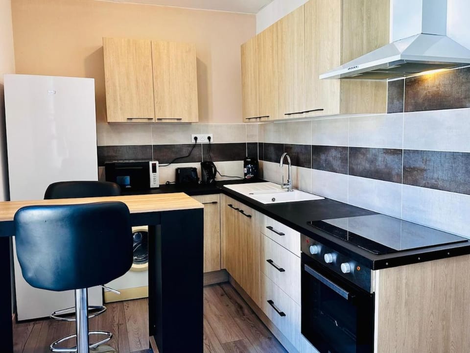 Kitchen or kitchenette, Dining area, oven, stove, toaster