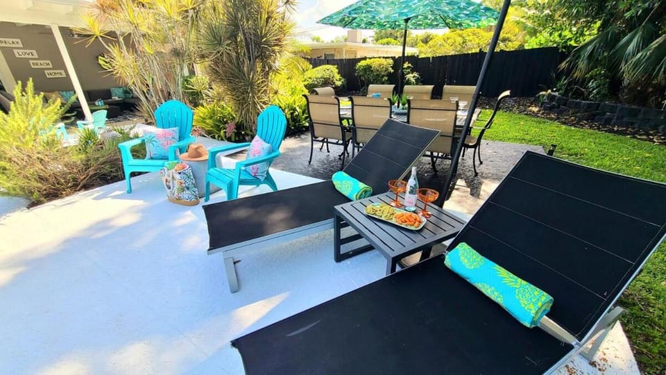 Patio, Garden, Seating area, Dining area, Garden view, sunbed