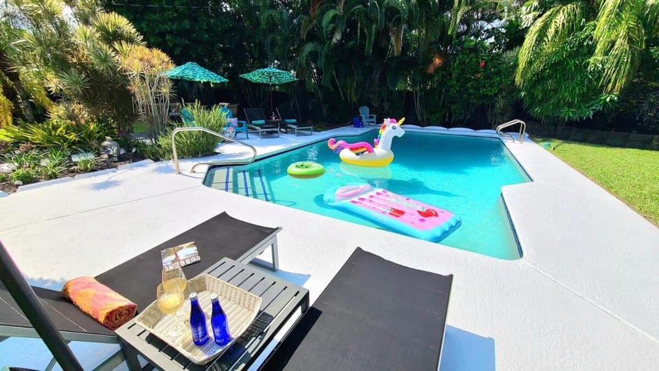 Patio, Natural landscape, Garden, Food and drinks, Garden view, Pool view, Swimming pool, sunbed