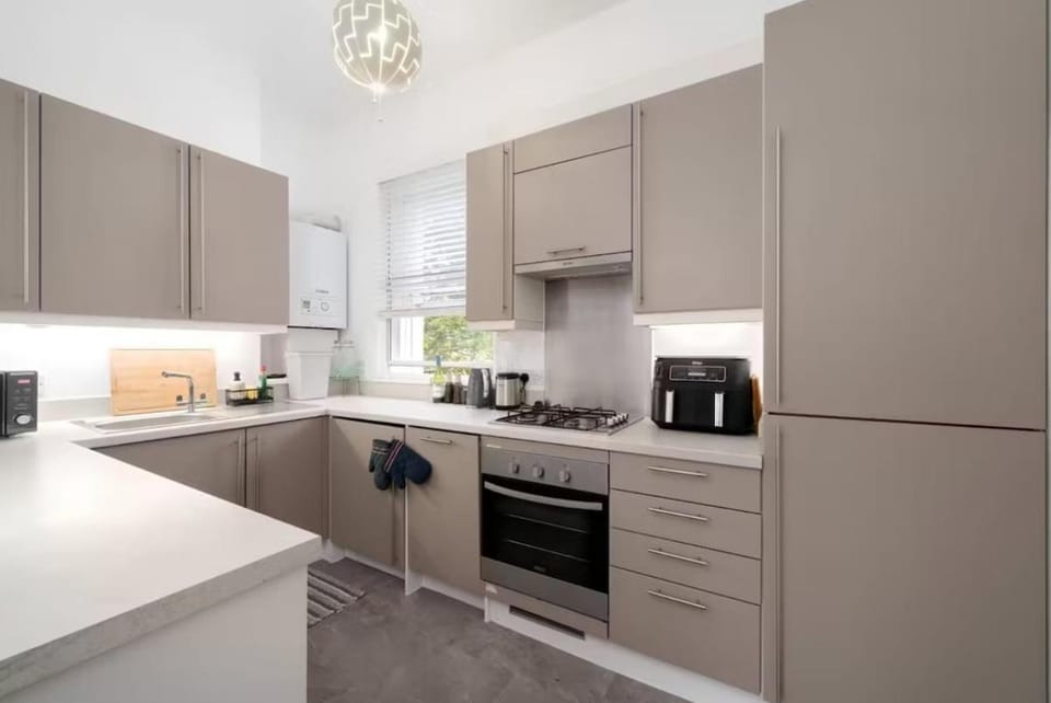 Kitchen or kitchenette, dishwasher, oven