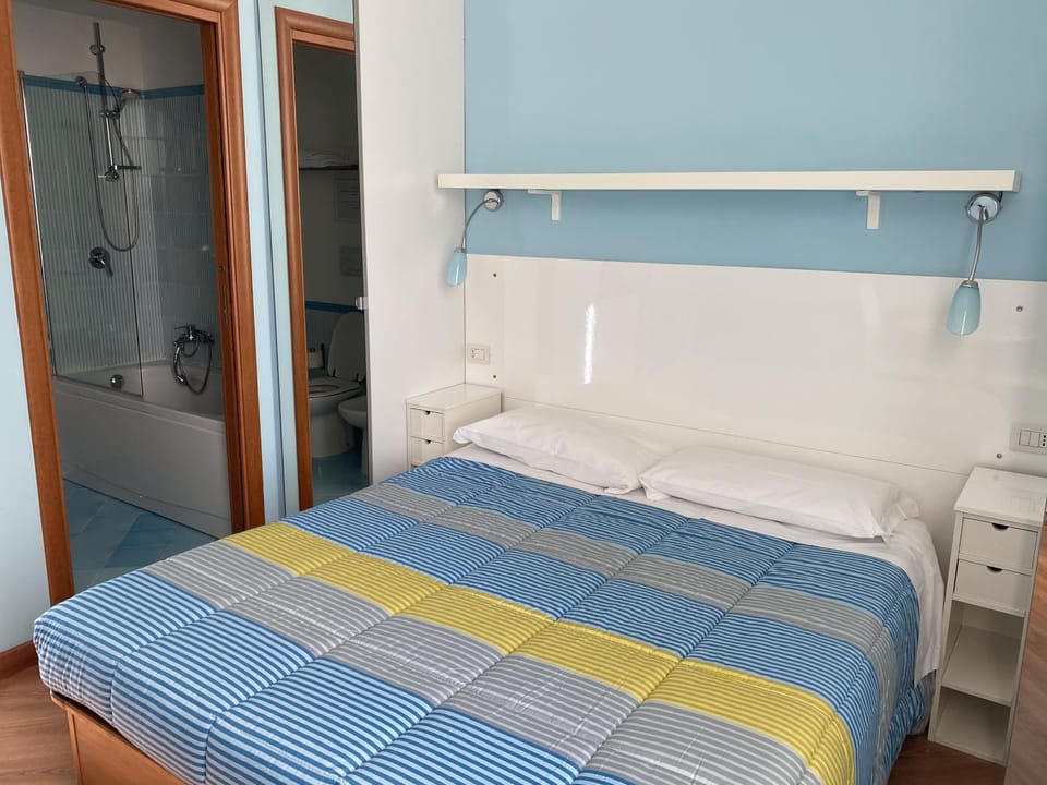 Hot Tub, Photo of the whole room, Bedroom