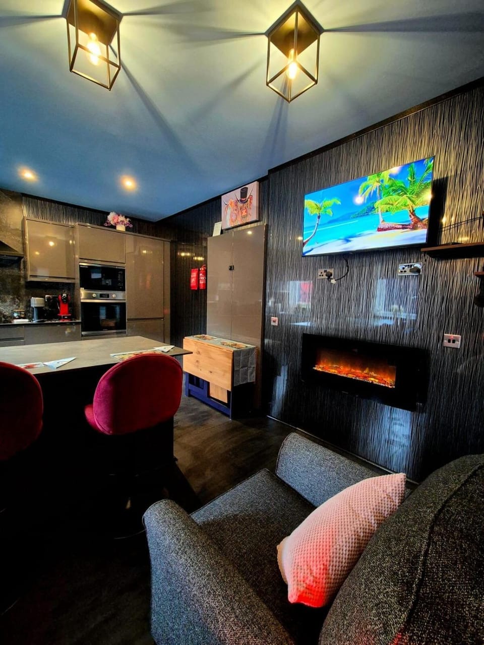 Communal lounge/ TV room, TV and multimedia, Kitchen or kitchenette, Living room, Seating area, Evening entertainment, oven, stove