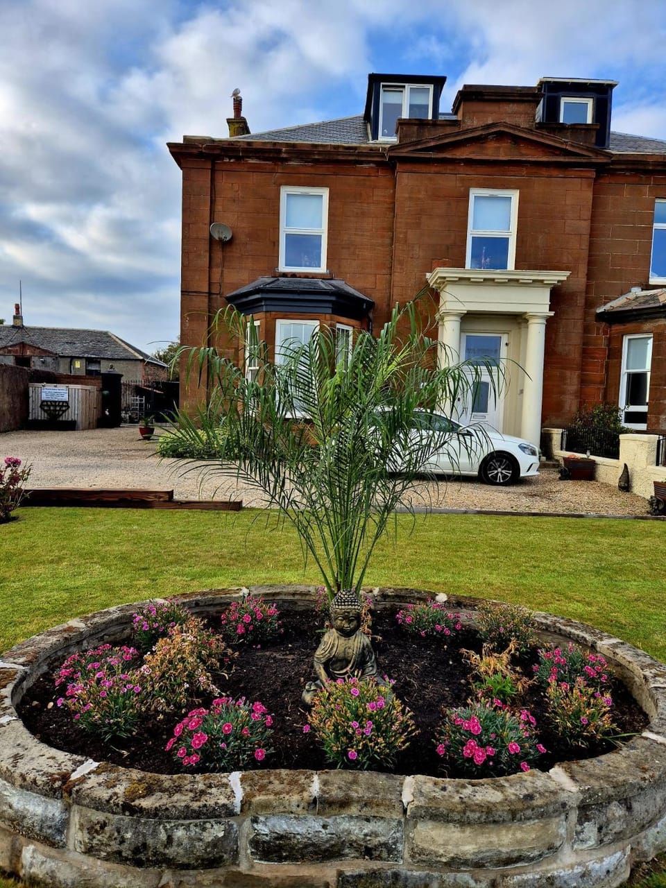 Property building, Day, Neighbourhood, Garden, Garden view, Street view, Location, Parking