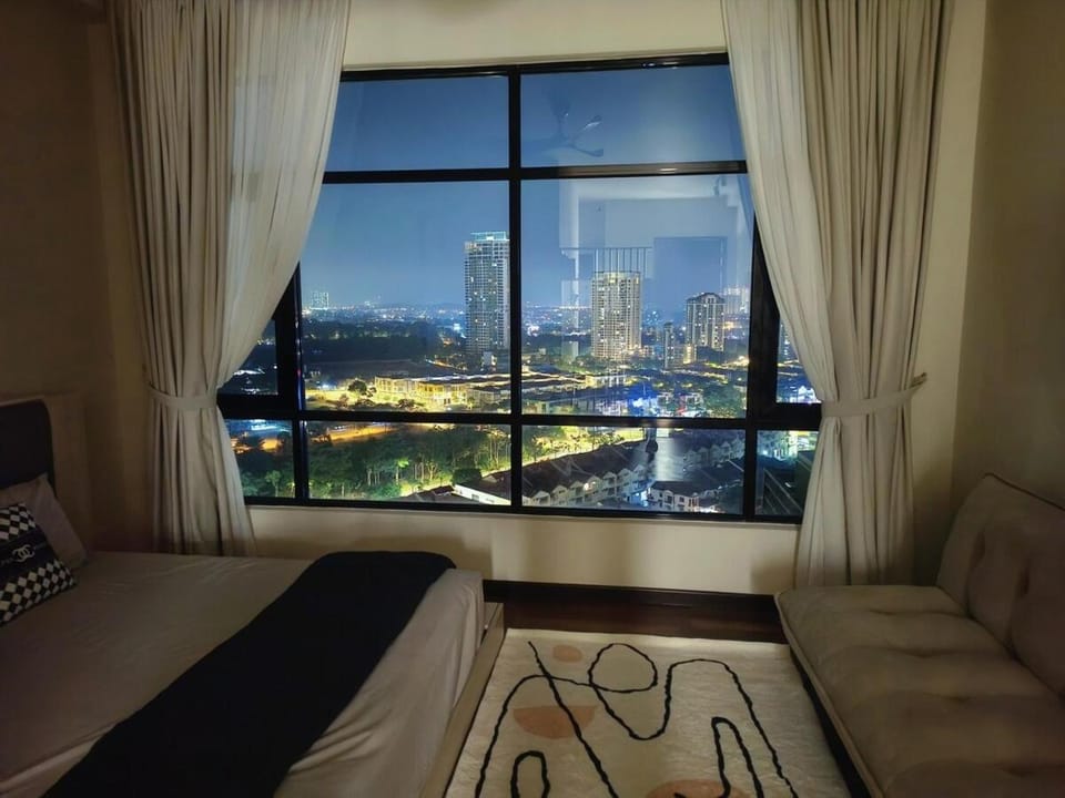 Molek Regency Studio 10 min Austin I 15 min CIQ -4pax PetFriendly, Netflix High Floor Unblock City Pool View, 1Carpark Apartment in Johor Bahru