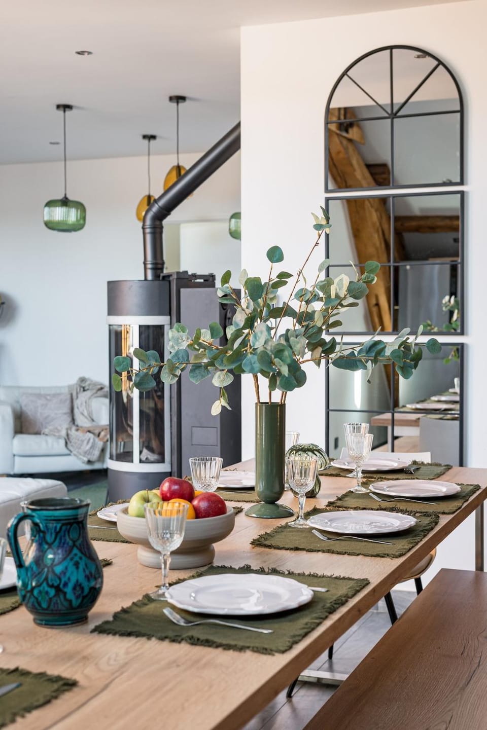 Dining area, fireplace
