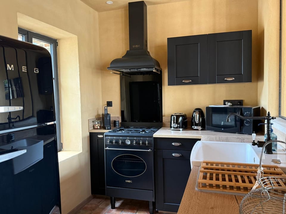 Coffee/tea facilities, Kitchen or kitchenette, dishwasher, stove, toaster