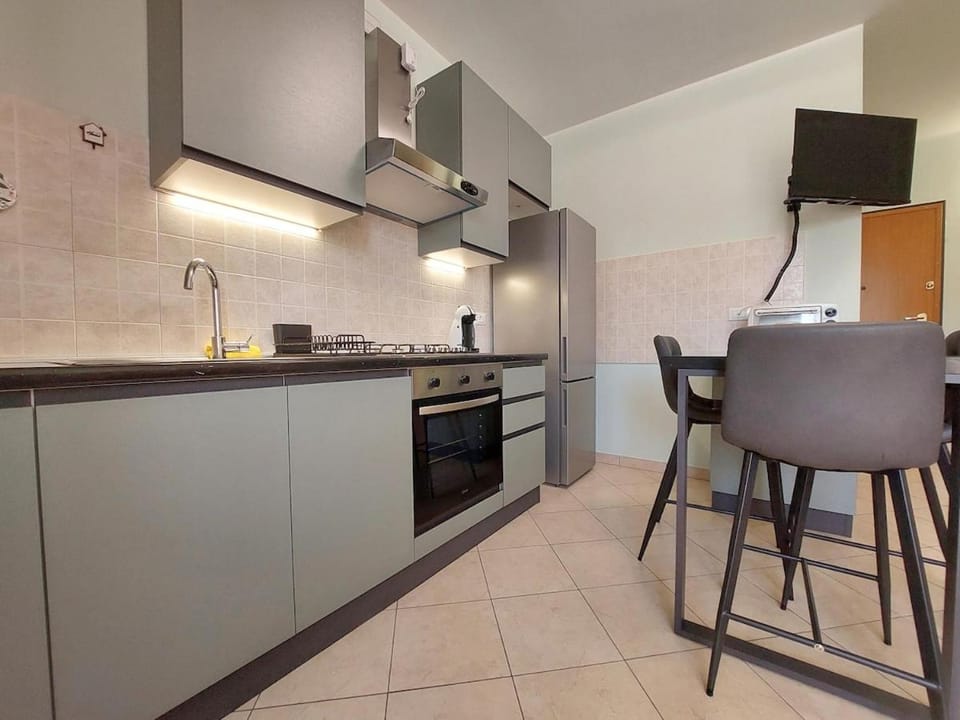 Kitchen or kitchenette, Dining area, oven, stove
