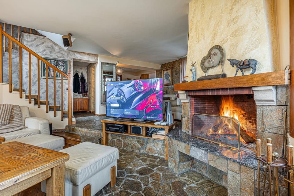 TV and multimedia, Living room, Seating area, fireplace