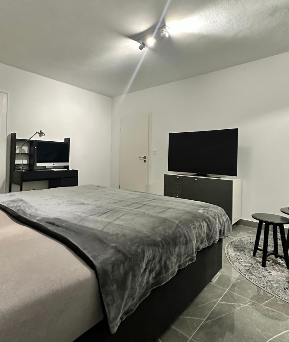 Bed, TV and multimedia, Bedroom