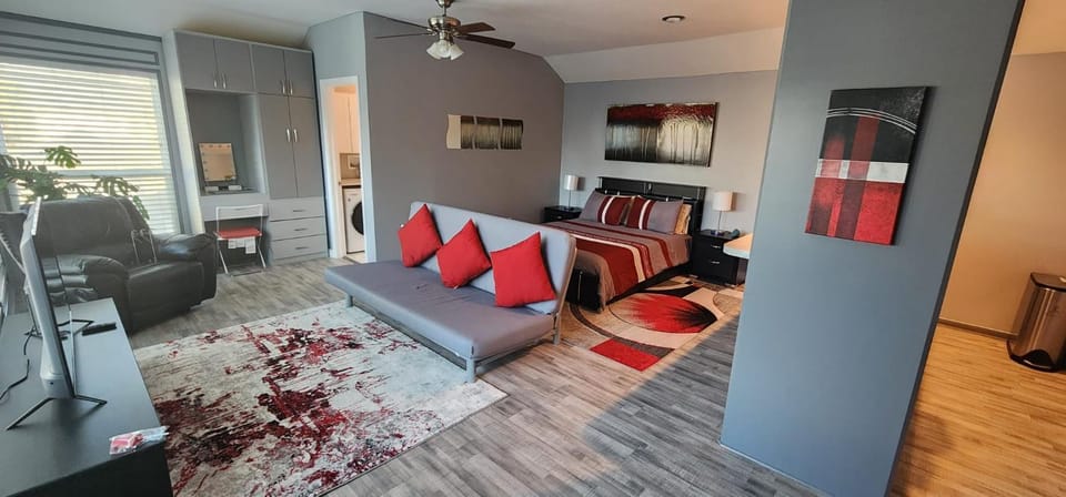 Bed, TV and multimedia, Living room, Photo of the whole room, Seating area, Bedroom