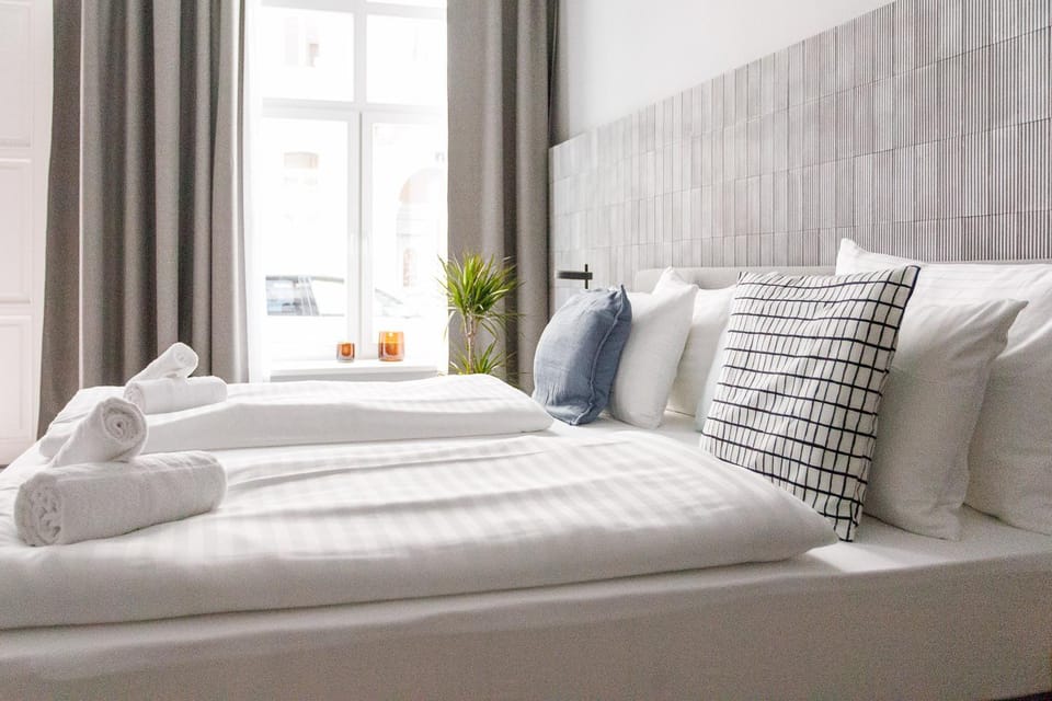 Bed, Bedroom, towels