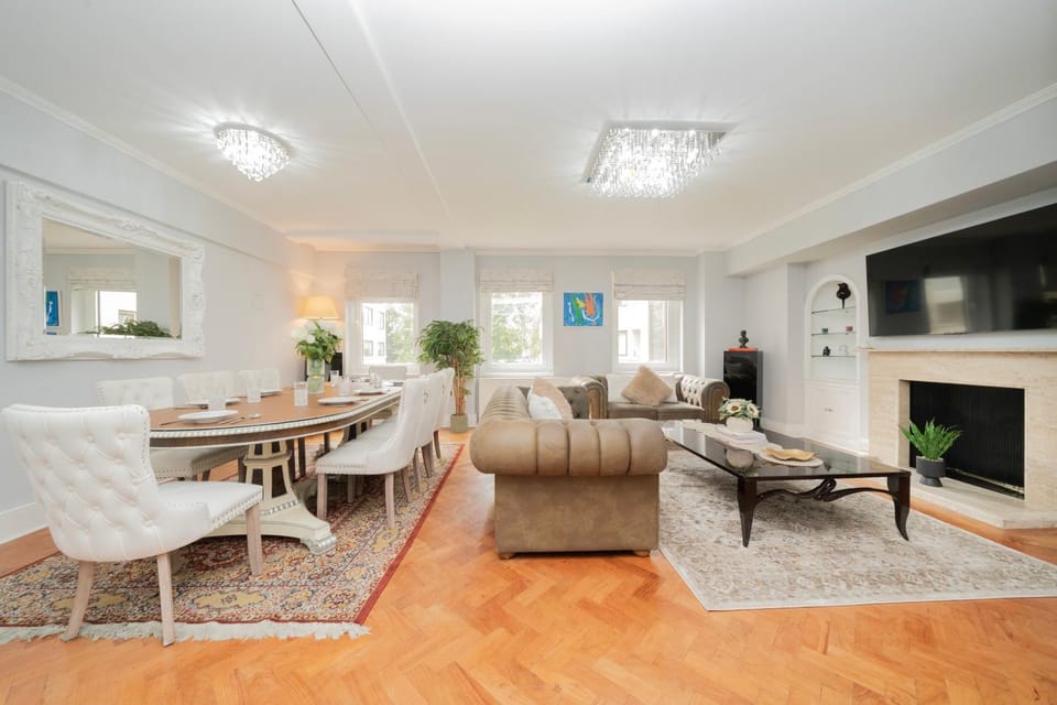 Communal lounge/ TV room, TV and multimedia, Living room, Seating area, Dining area, Evening entertainment