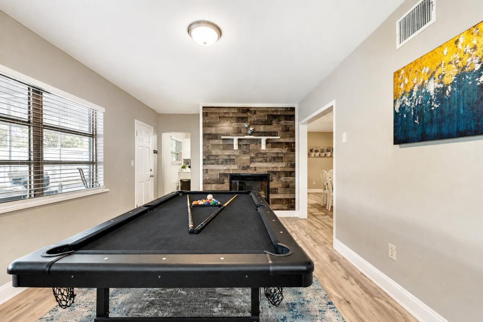 Valle House - Hot Tub & Game Room 4BR3BA Sleeps 10 Near Busch Gardens House in Tampa