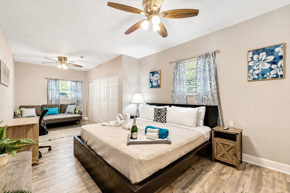 Valle House - Hot Tub & Game Room 4BR3BA Sleeps 10 Near Busch Gardens House in Tampa