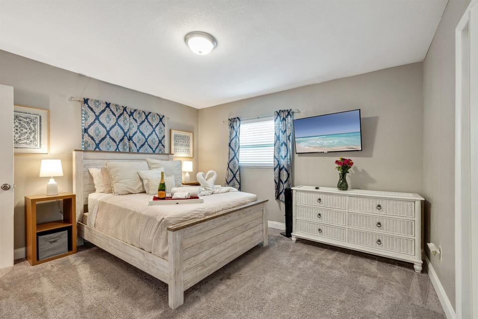 Valle House - Hot Tub & Game Room 4BR3BA Sleeps 10 Near Busch Gardens House in Tampa