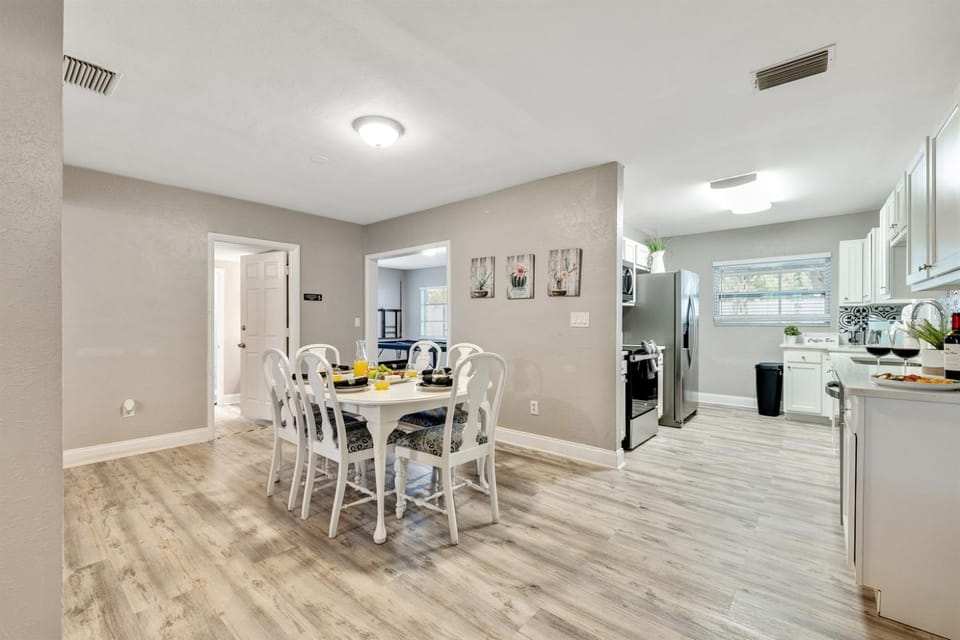 Valle House - Hot Tub & Game Room 4BR3BA Sleeps 10 Near Busch Gardens House in Tampa