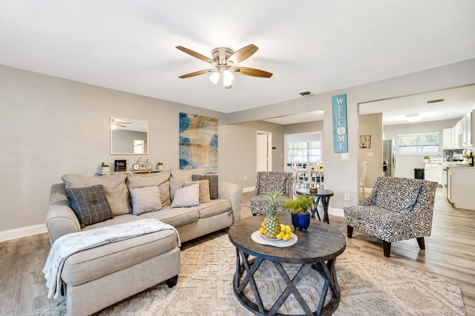 Valle House - Hot Tub & Game Room 4BR3BA Sleeps 10 Near Busch Gardens House in Tampa
