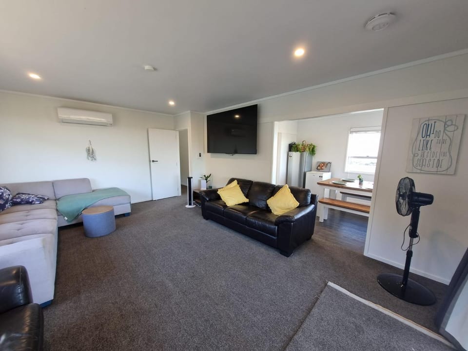 Communal lounge/ TV room, TV and multimedia, Living room, Seating area, Evening entertainment