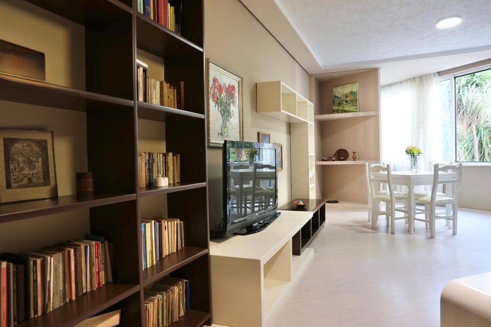 Library, TV and multimedia, Living room, Seating area, hair dresser