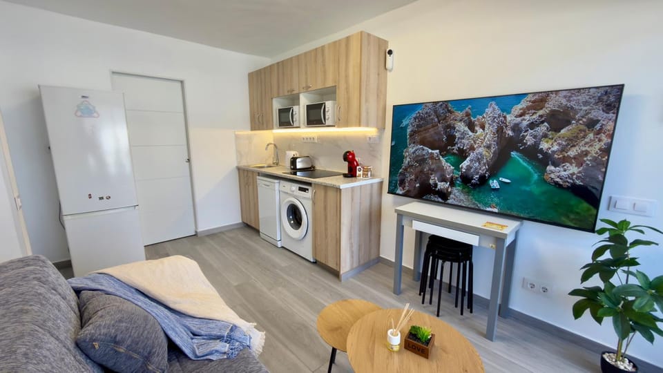 TV and multimedia, Living room, Seating area, oven, stove