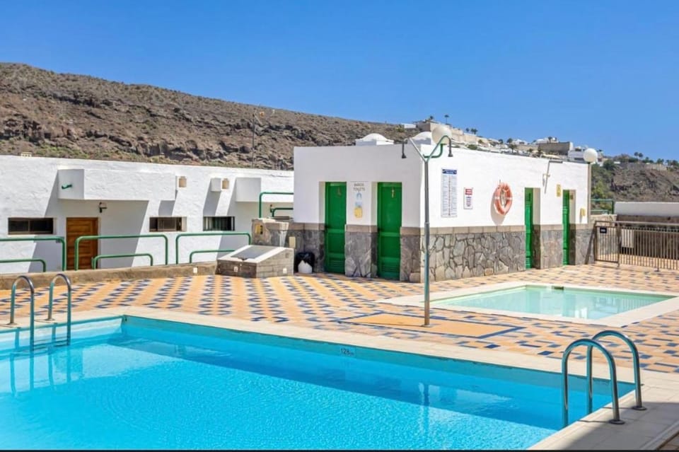 Pool view, Swimming pool, sunbed