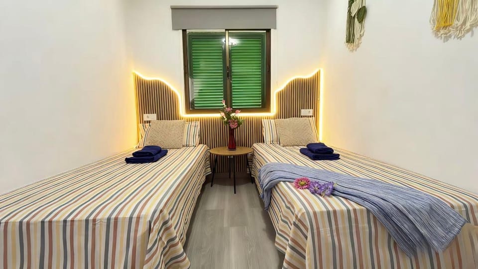 Bed, Bedroom, towels
