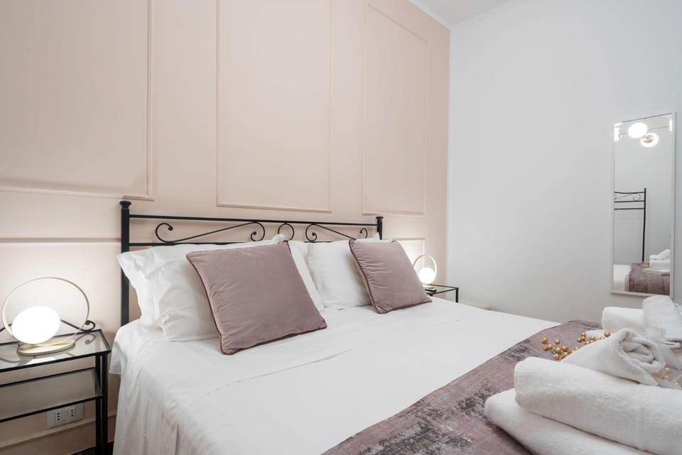 Bed, TV and multimedia, Photo of the whole room, Bedroom, towels