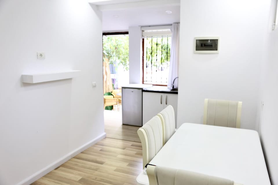 Bed, TV and multimedia, Kitchen or kitchenette, Living room, Seating area, Bedroom, internet