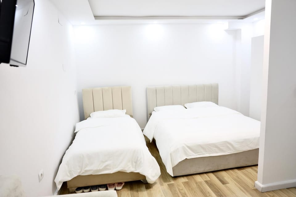 Bed, TV and multimedia, Photo of the whole room, Bedroom