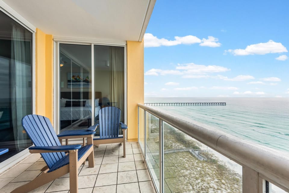 Modern Gulf Front Condo, Pool, 2 Hot Tubs, Platinum Beach Service, Endless Views Apartment hotel in Pensacola Beach