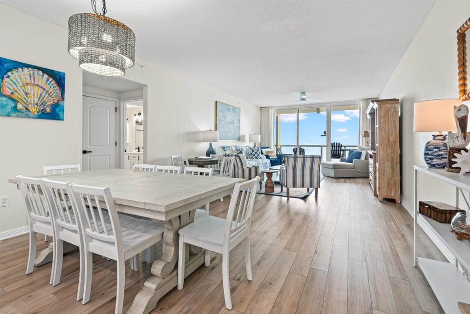Modern Gulf Front Condo, Pool, 2 Hot Tubs, Platinum Beach Service, Endless Views Apartment hotel in Pensacola Beach