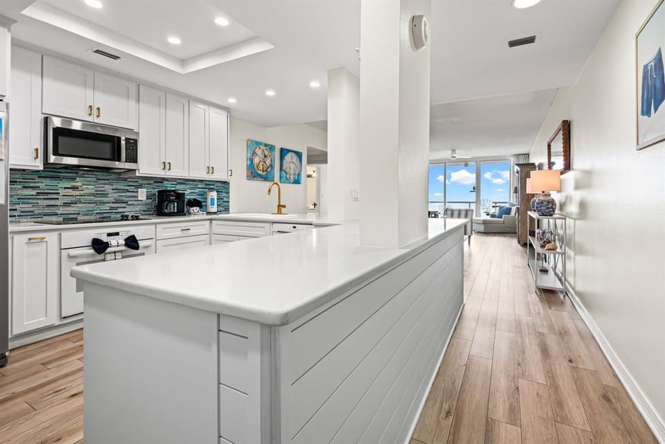 Modern Gulf Front Condo, Pool, 2 Hot Tubs, Platinum Beach Service, Endless Views Apartment hotel in Pensacola Beach